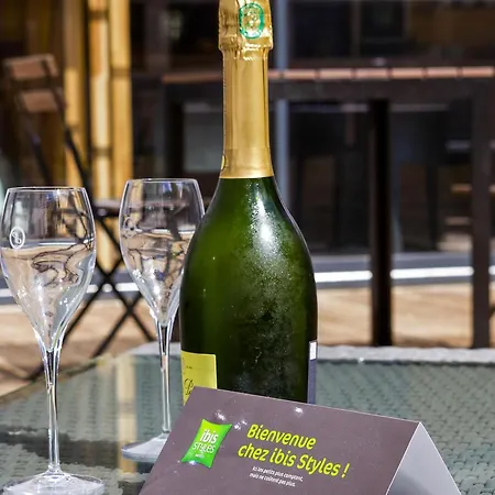 Ibis Styles En Champagne Centre Otel 3*