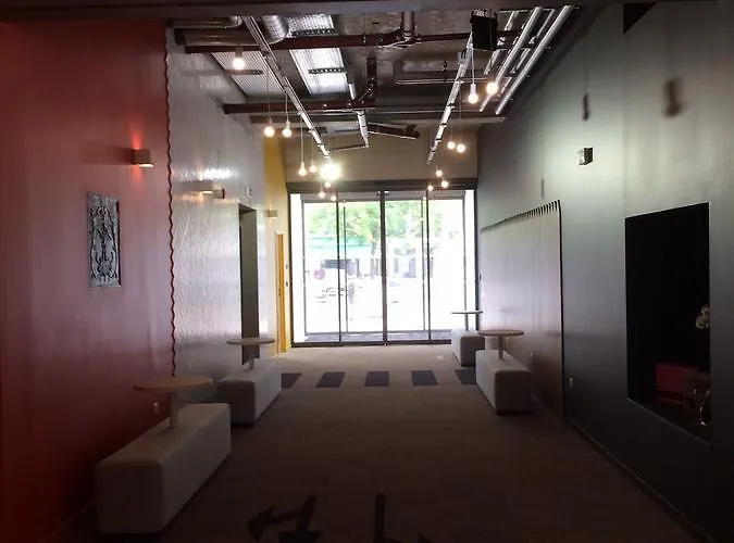 Ibis Styles En Champagne Centre Hotell